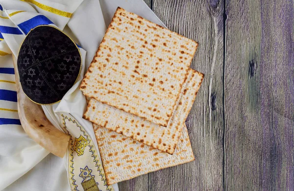 Jewish holiday matzoh passover bread torah — Stock Photo, Image