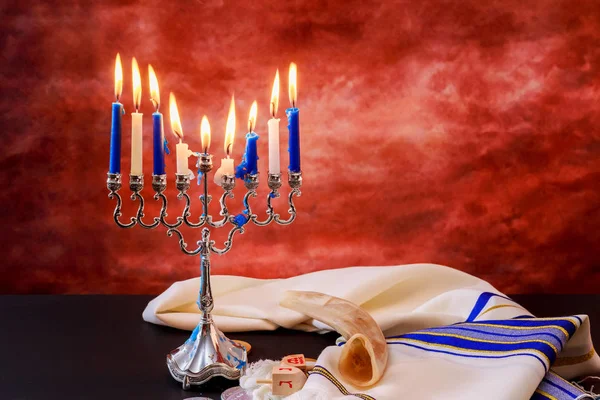 Feriado judaico Hanukkah Composição festiva para no fundo escuro — Fotografia de Stock