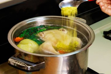 Kraker bir kase tavuk çorbası.