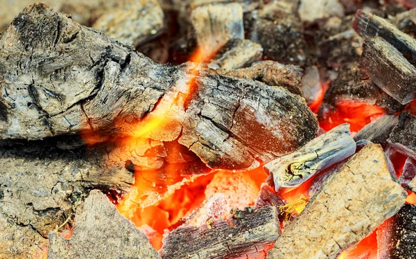 Primer plano de la quema de madera caliente, carbones. Llama de fuego ardiente — Foto de Stock