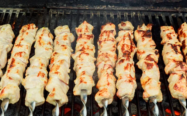 Läcker grillad kött över glöden på en grill eller flammande grillen. — Stockfoto