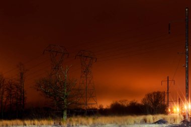Elektrik kablo iletişim kuleleri günbatımı germe üzerinde