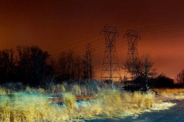 Elektrik kablo iletişim kuleleri günbatımı germe üzerinde