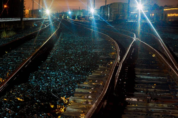 Plataforma de comboio de carga à noite. Ferrovia na Ucrânia. Estação ferroviária . — Fotografia de Stock