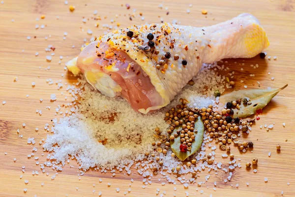 Ayam mentah paha ayam dengan rempah-rempah, paprika dan zaitun — Stok Foto