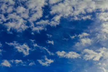 Mavi gökyüzü ve bulutlar arka plan.