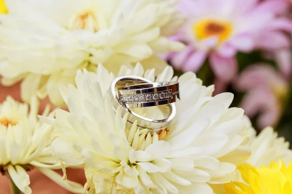 Обручальное кольцо с лепестками — стоковое фото