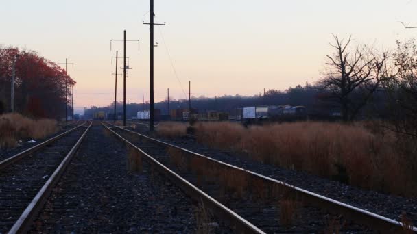 Осенняя утренняя железная дорога — стоковое видео