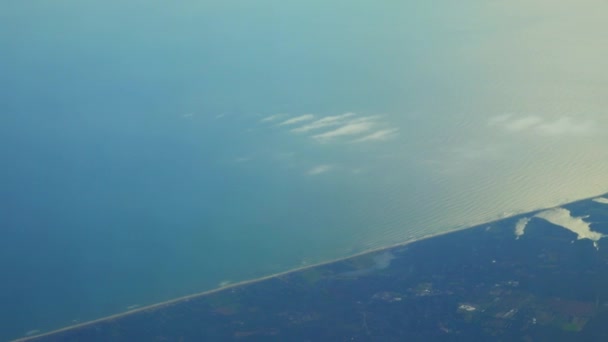 Vista dal finestrino dell'aereo, blu oceano — Video Stock