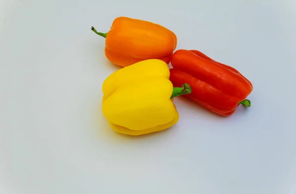 Mini poivrons colorés sur fond blanc — Photo