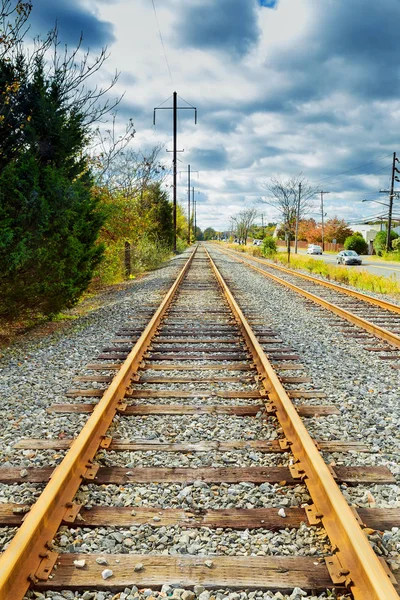 Ferrovia vuota in autunno giorno con foglie cadute — Foto Stock