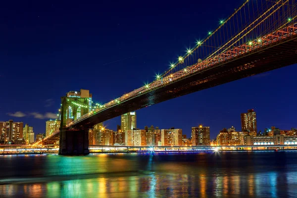 Brooklyn Bridge nad East River w nocy w Nowym Jorku Manhattan — Zdjęcie stockowe