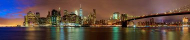 New York 'taki Brooklyn Köprüsü' nün gece manzarası