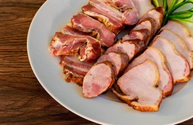 domuz sosis salam pastırma ahşap dokulu tablo lokantada dilimlenmiş.