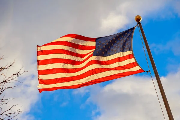 USA flagga vajande med vacker himmel i bakgrunden — Stockfoto