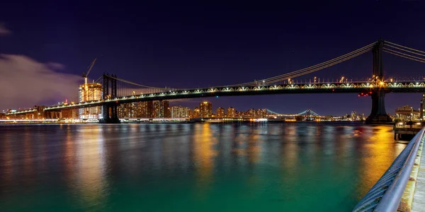 맨하탄 다리와 스카이 라인에 밤, 뉴욕 시 — 스톡 사진