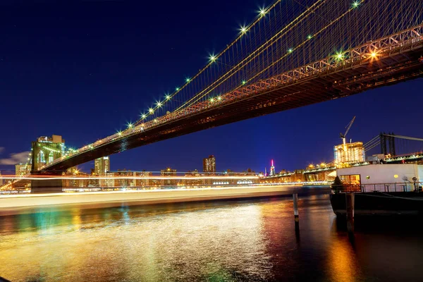 New York City Brooklynský most a řeku Hudson noční Manhattan skyline — Stock fotografie