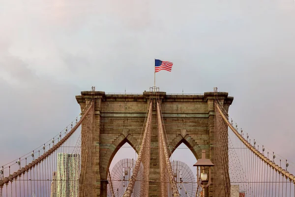 Americká vlajka Brooklynský most v New Yorku — Stock fotografie