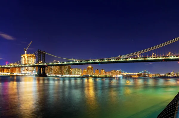 Panorama du pont Manhattan à New York la nuit — Photo