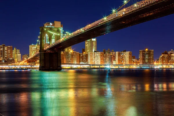 Нью-Йорк - красивый закат над Манхэттеном с Бруклинским мостом — стоковое фото