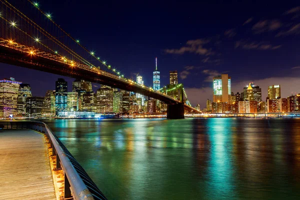 Puente de Brooklyn sobre East River noche en la ciudad de Nueva York — Foto de Stock