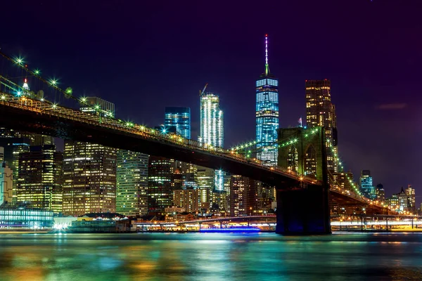 Brooklyn Köprüsü ve Manhattan Skyline gece, New York City — Stok fotoğraf