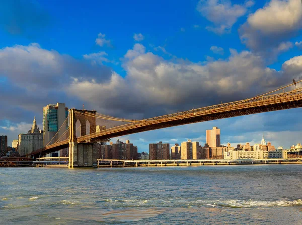 El Puente de Brooklyn y Manhattan Skyline desde, Nueva York . —  Fotos de Stock