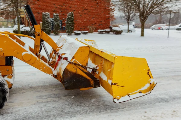 Tractor shoveling snow on the street. — Stock Photo, Image