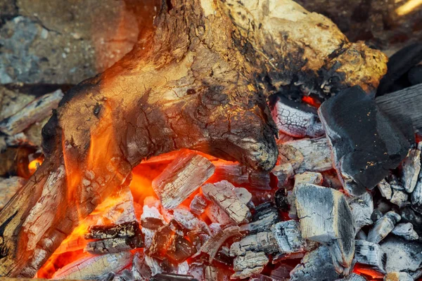 Brennendes Brennholz im Kamin, glühende Baumstämme, Feuer und Flammen — Stockfoto