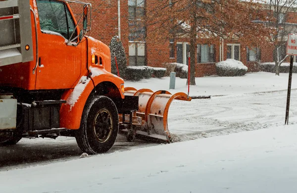 Tractor limpiando nieve en el campo — Foto de Stock
