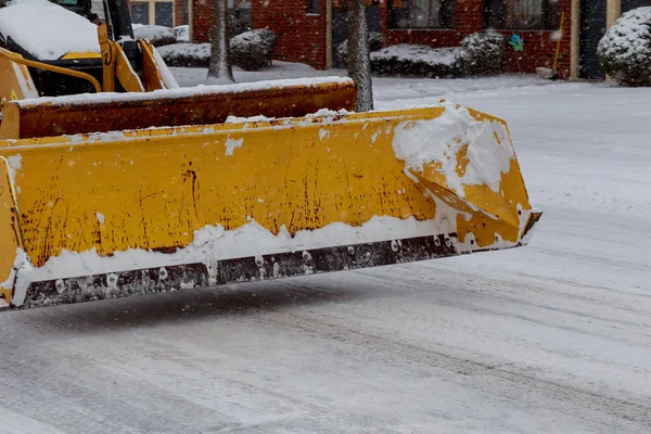 Limpiando el camino de la nieve — Foto de Stock