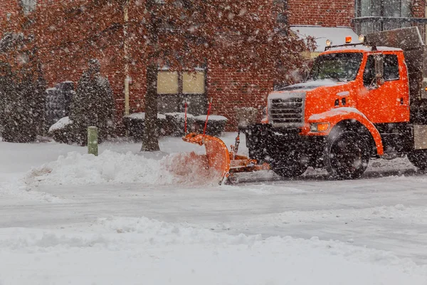 Limpiando nieve. Tractor despeja el camino después de fuertes nevadas. — Foto de Stock