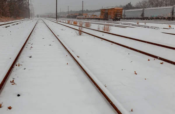 Godståg under snö på vintern godsterminal — Stockfoto