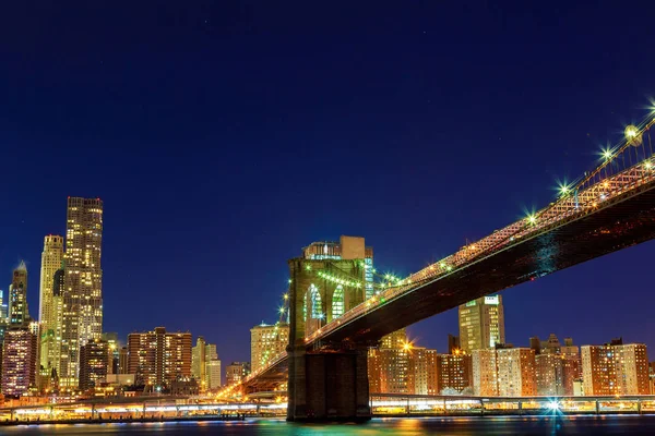 Do centra Manhattanu noční pohled z Brooklyn Bridge Park — Stock fotografie