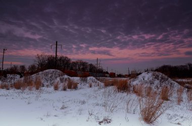 Bulutlar gece treni gece gökyüzü yol demiryolu vagonlar