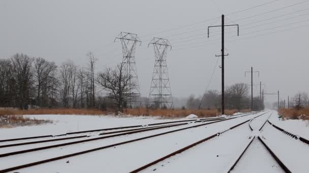 Cruce ferroviario cubierto de nieve — Vídeo de stock