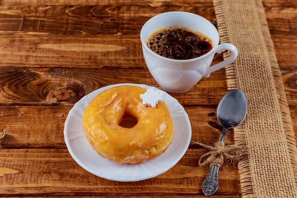 Holztisch Kaffee Süßigkeiten Donuts Frühstück — Stockfoto