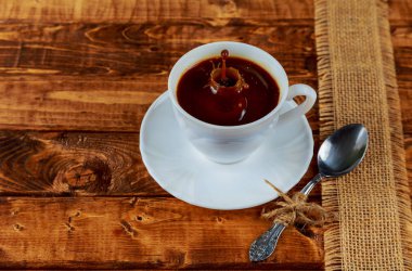 kahve fincanı ile masada yer