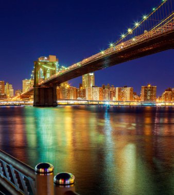 Brooklyn Köprüsü'nün New York'tan görüntülendi alacakaranlıkta.