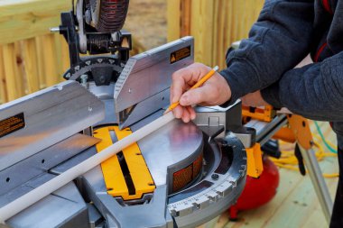 Elektrikli testere adam kesme ahşap