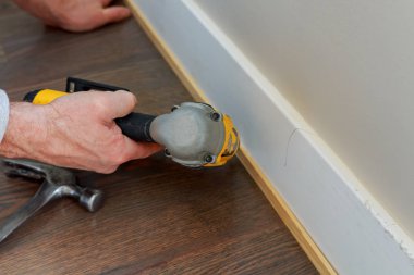 Kaburgalar özel ev inşa için lüks bir duvar bölümü yukarı yüklenici ölçer bitirmek Nailer adam çivilenmiş