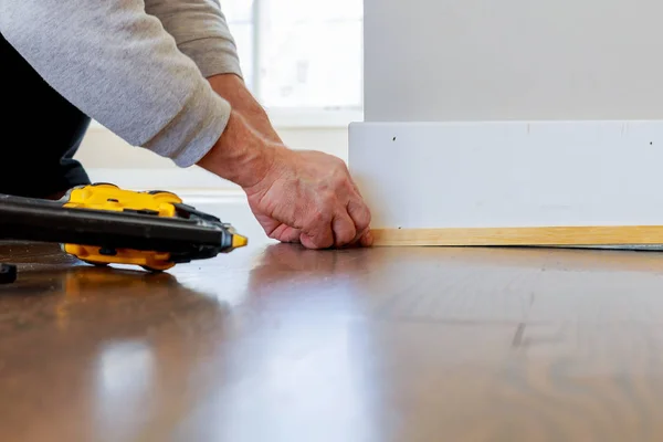 Calibre Acabamento Nailer homem pregado ripas casa personalizada construção empreiteiro até uma seção de parede para o luxo — Fotografia de Stock