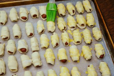 Bir puf böreği pişmiş sosis