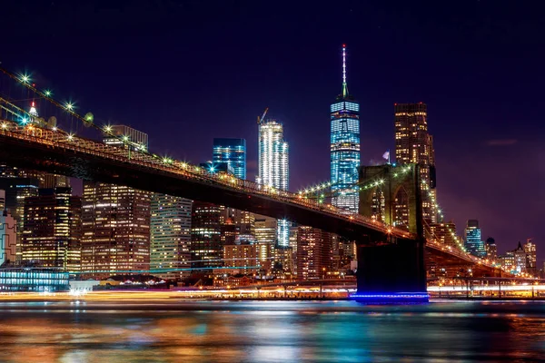 Ponte di Brooklyn al tramonto visto dal parco di New York . — Foto Stock