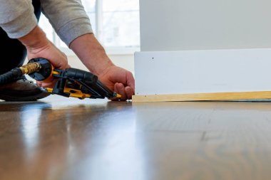 Kaburgalar özel ev inşa için lüks bir duvar bölümü yukarı yüklenici ölçer bitirmek Nailer adam çivilenmiş