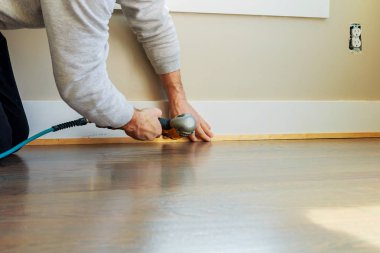 Kaburgalar özel ev inşa için lüks bir duvar bölümü yukarı yüklenici ölçer bitirmek Nailer adam çivilenmiş