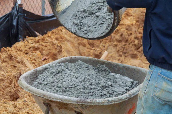 Menuangkan semen basah ke gerobak di lokasi konstruksi — Stok Foto