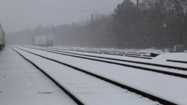 Demiryolu geçişi kar kaplı
