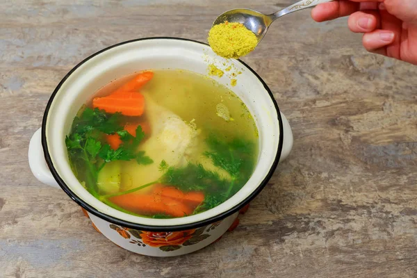 Sup ayam dalam mangkuk dengan kerupuk . — Stok Foto