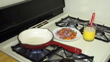 Kırmızı ve yeşil biber, soğan beyaz tabakta ile omlet